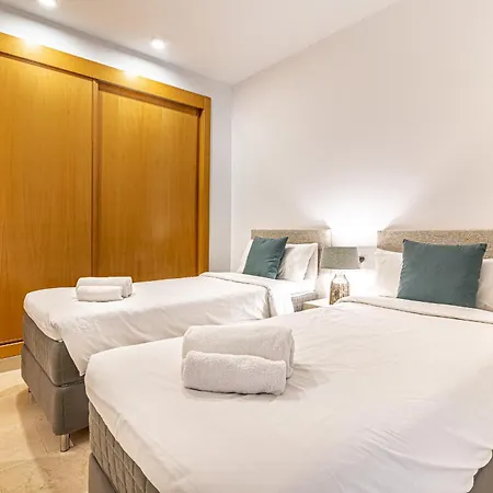 Large 3-bedroom Nestled In Golf Paradise Apartment *