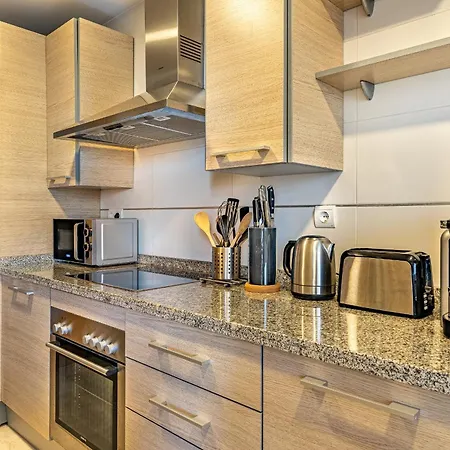 Large 3-bedroom Nestled In Golf Paradise Apartment *