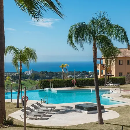 Large 3-bedroom Nestled In Golf Paradise Εστεπόνα