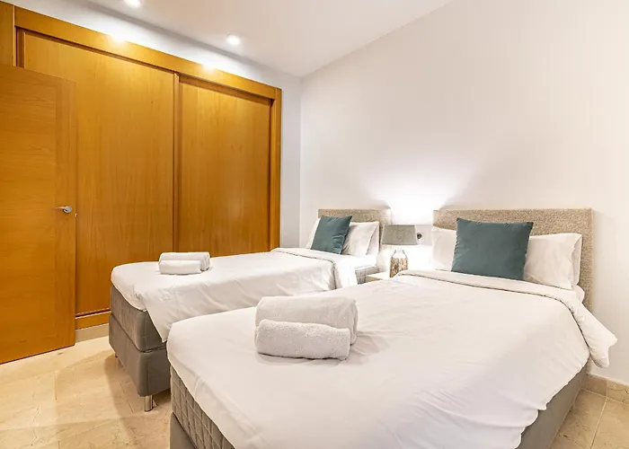 Large 3-bedroom Nestled In Golf Paradise Apartment *