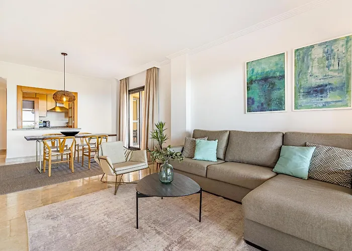 Large 3-bedroom Nestled In Golf Paradise